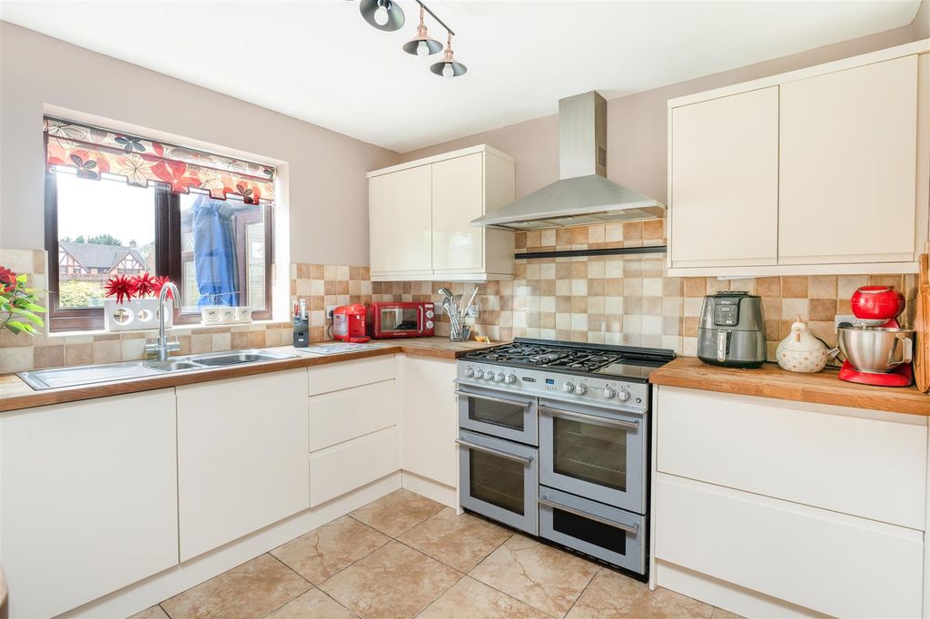 Property photo 3 of 18 6 Woburn Close, Banbury-13.Jpg