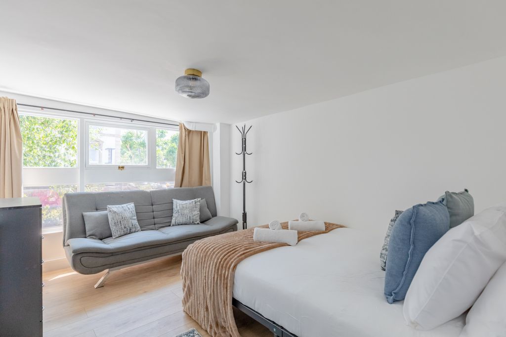 Property photo 3 of 44