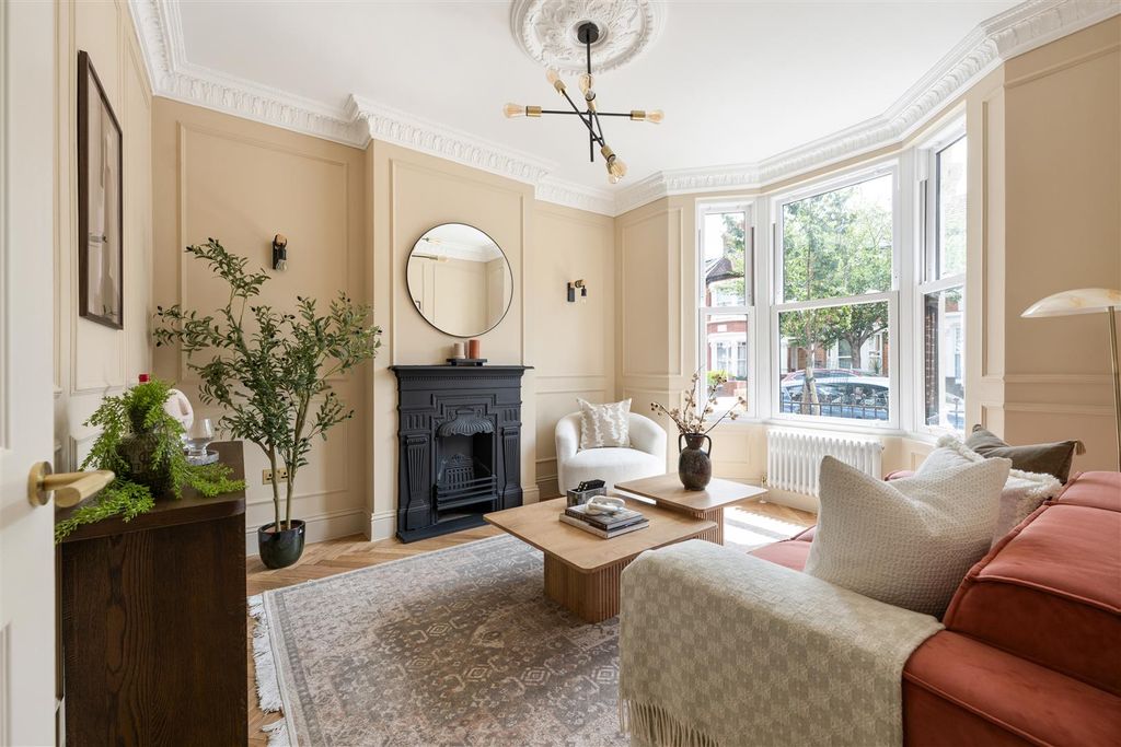 Property photo 2 of 56 Blenheim Road, E17