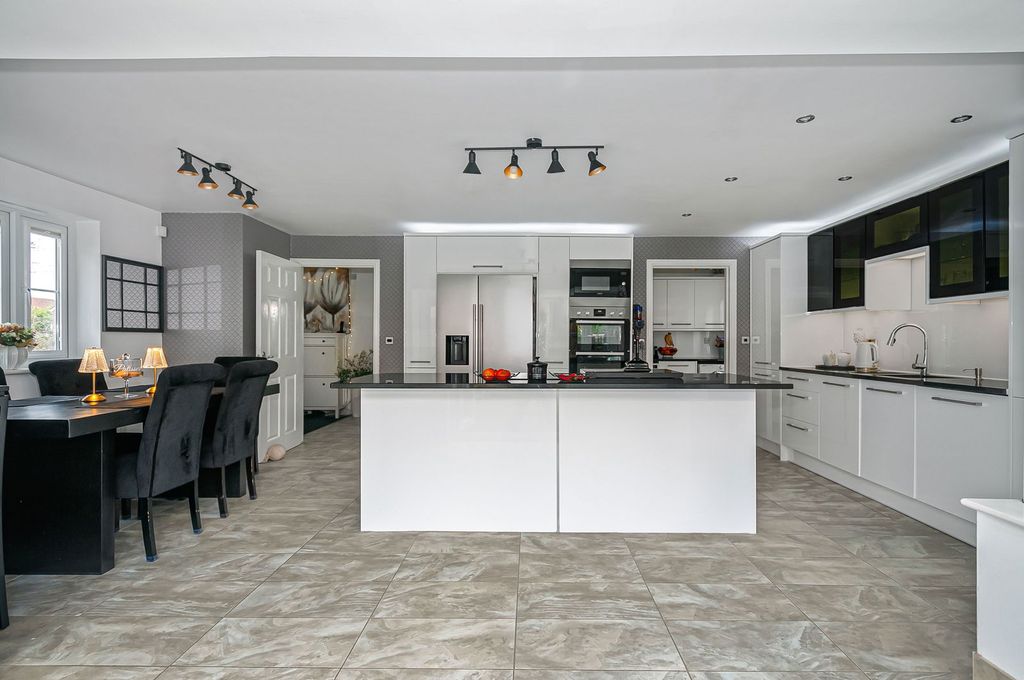 Property photo 3 of 28