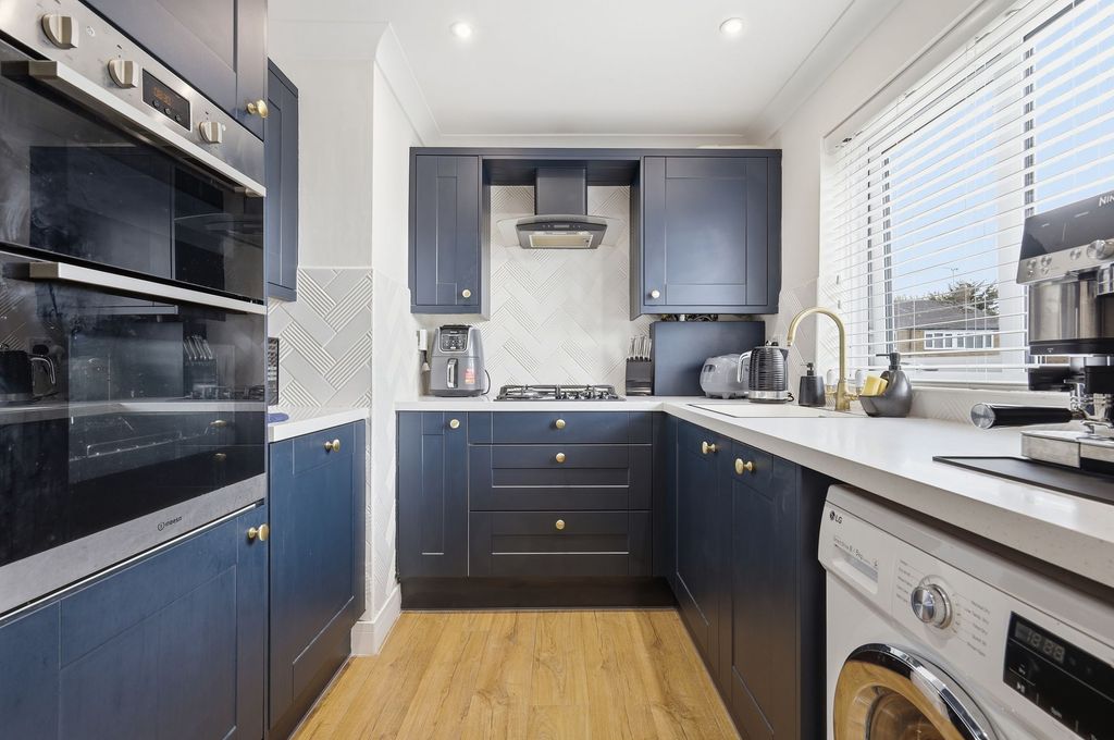 Property photo 3 of 15 Fitted Kitchen