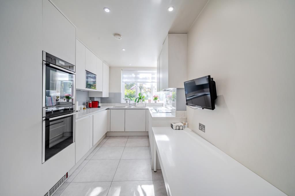 Property photo 3 of 20 Kitchen