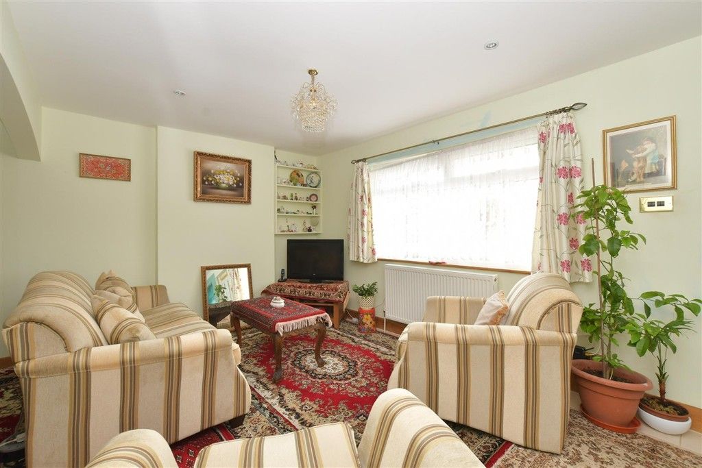 Property photo 3 of 8 Lounge 2