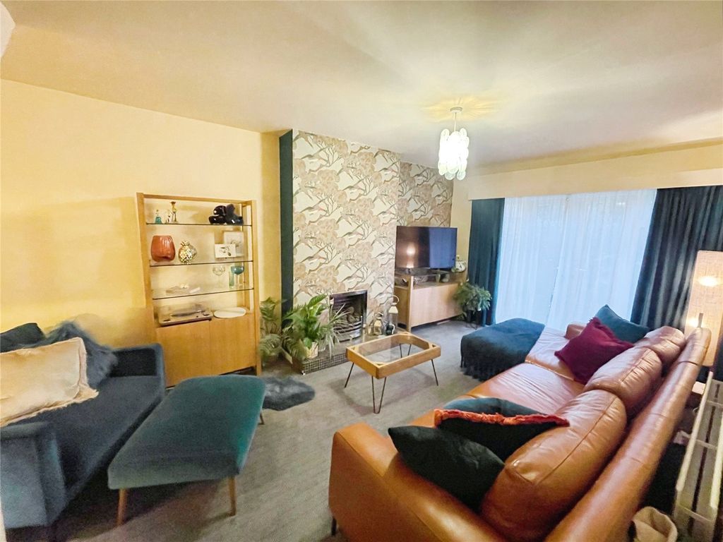 Property photo 3 of 17 Lounge