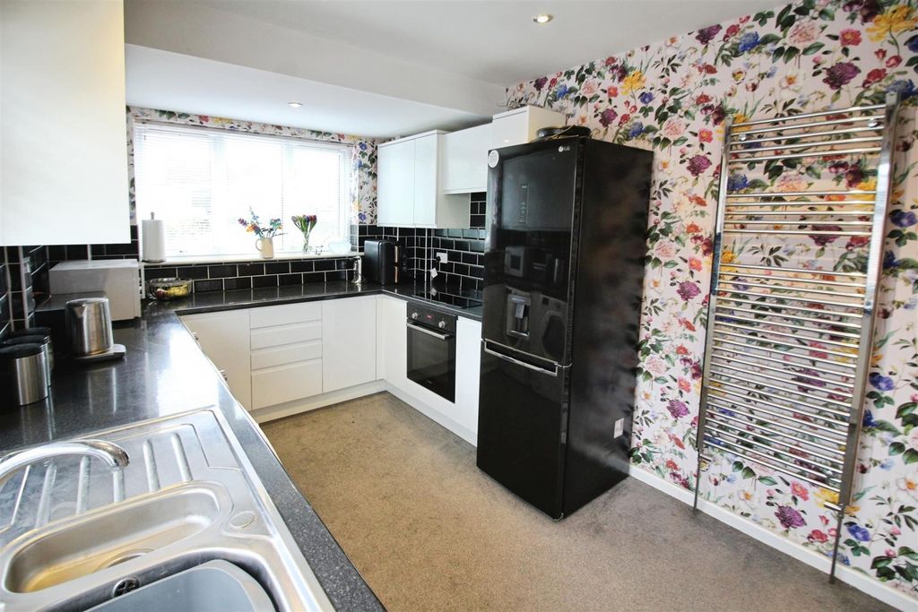 Property photo 2 of 18 Fitted Kitchen