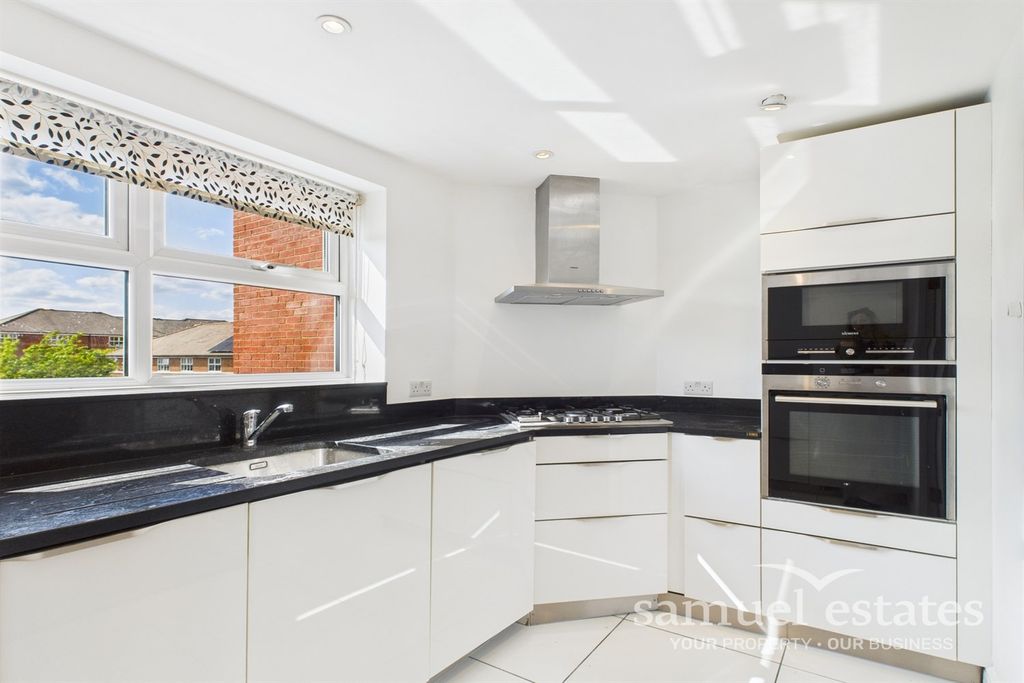 Property photo 3 of 12 Kitchen