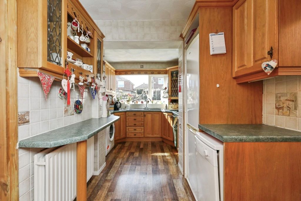 Property photo 3 of 11 Kitchen