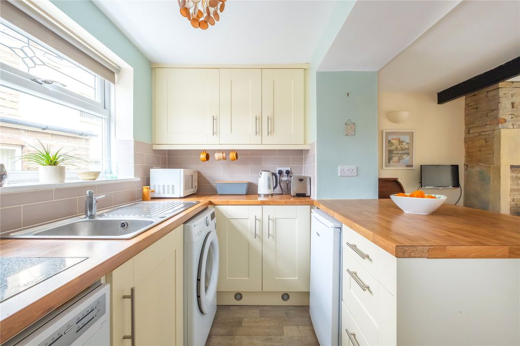 Property photo 2 of 18 Kitchen