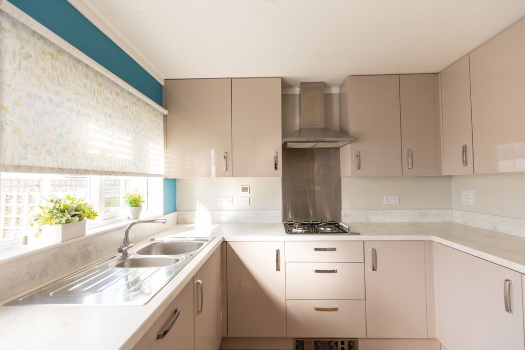 Property photo 3 of 21 Kitchen