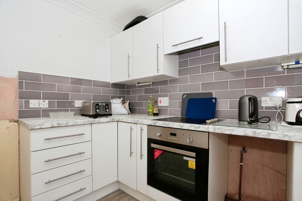 Property photo 3 of 12 Kitchen