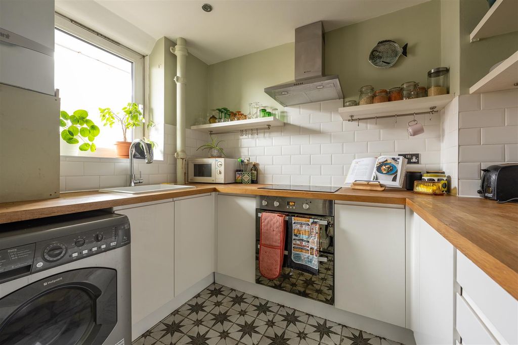 Property photo 2 of 18 Morning Lane, E9