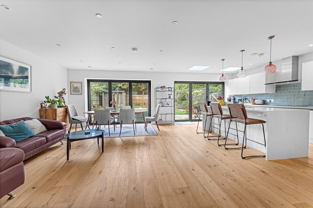 Property photo 3 of 15 17A Hensington Close-2.Jpg