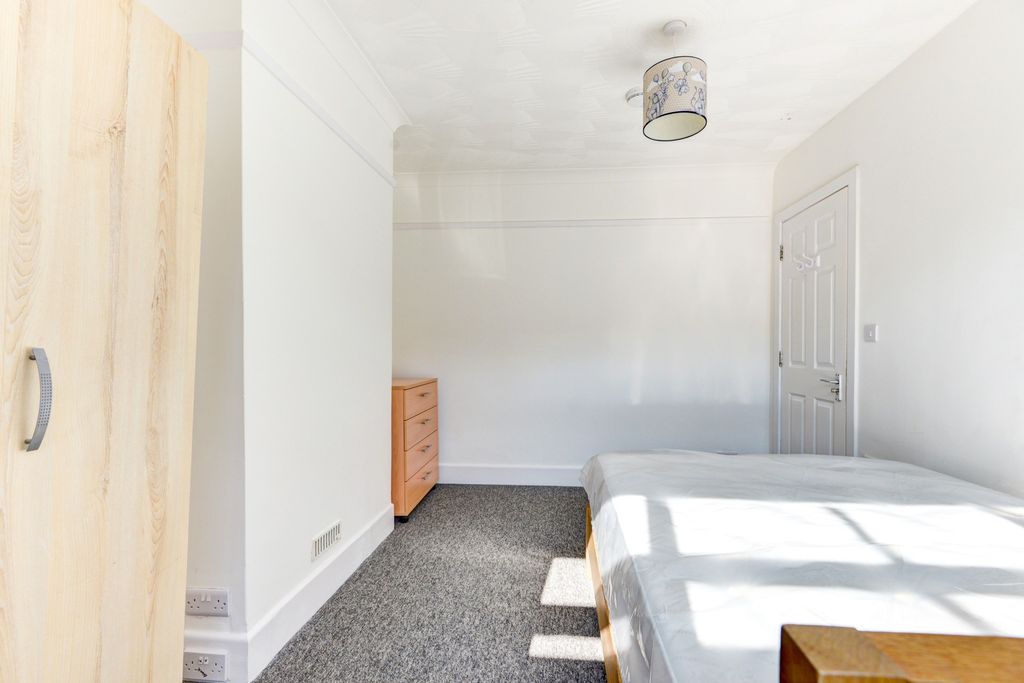 Property photo 2 of 22 Bright And Spacious Master Bedroom With Ample Natu...