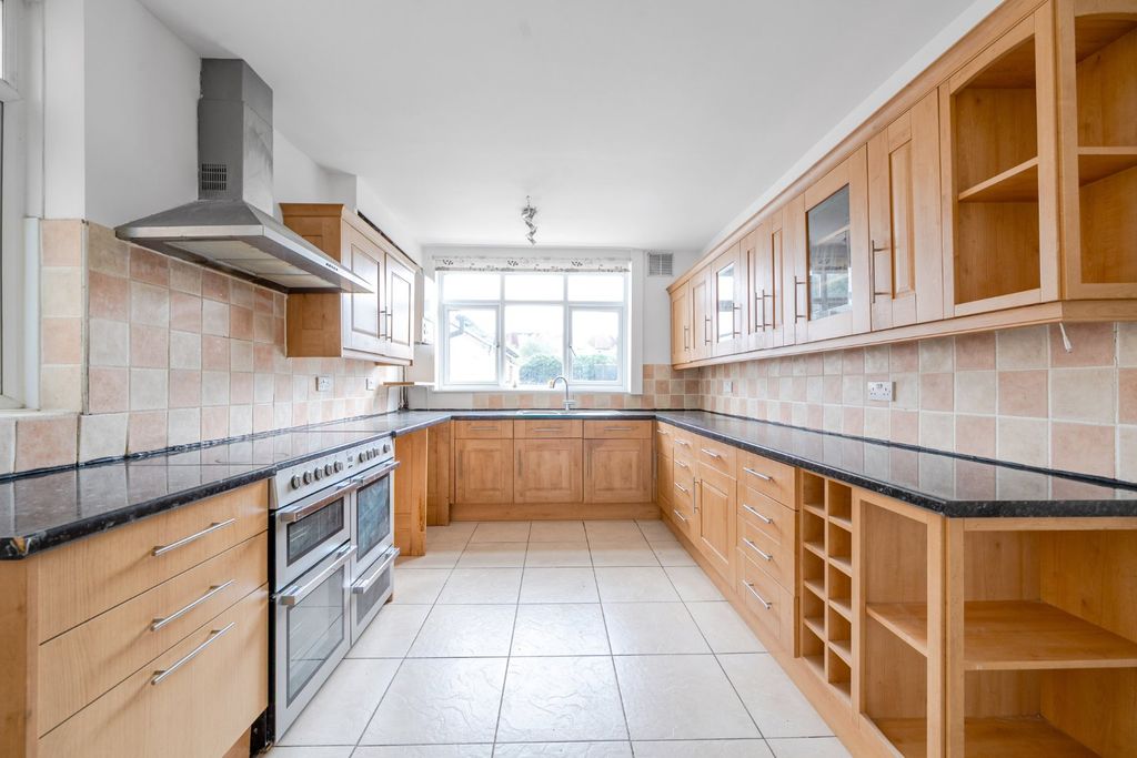Property photo 2 of 18 Picture No. 10