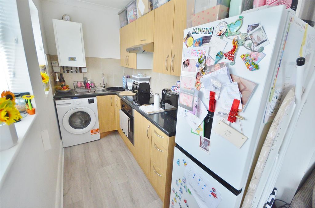 Property photo 3 of 7 Kitchen