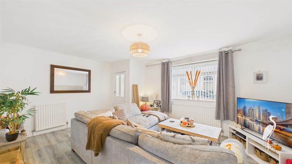 Property photo 3 of 16 Lounge