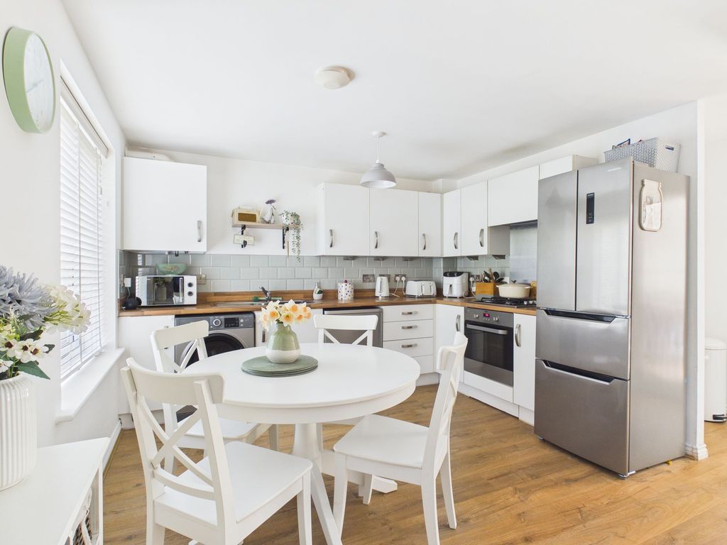 Property photo 3 of 21 Dining Kitchen