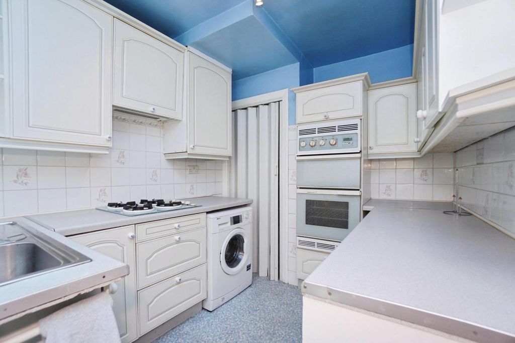 Property photo 3 of 19 Kitchen