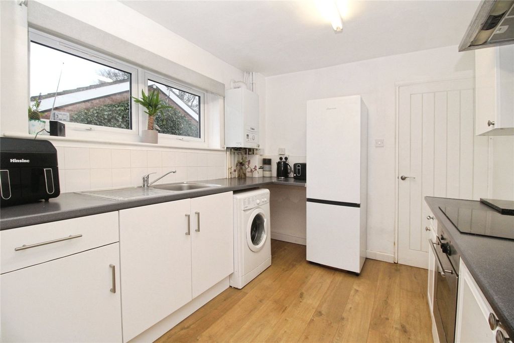Property photo 3 of 10 Fitted Kitchen