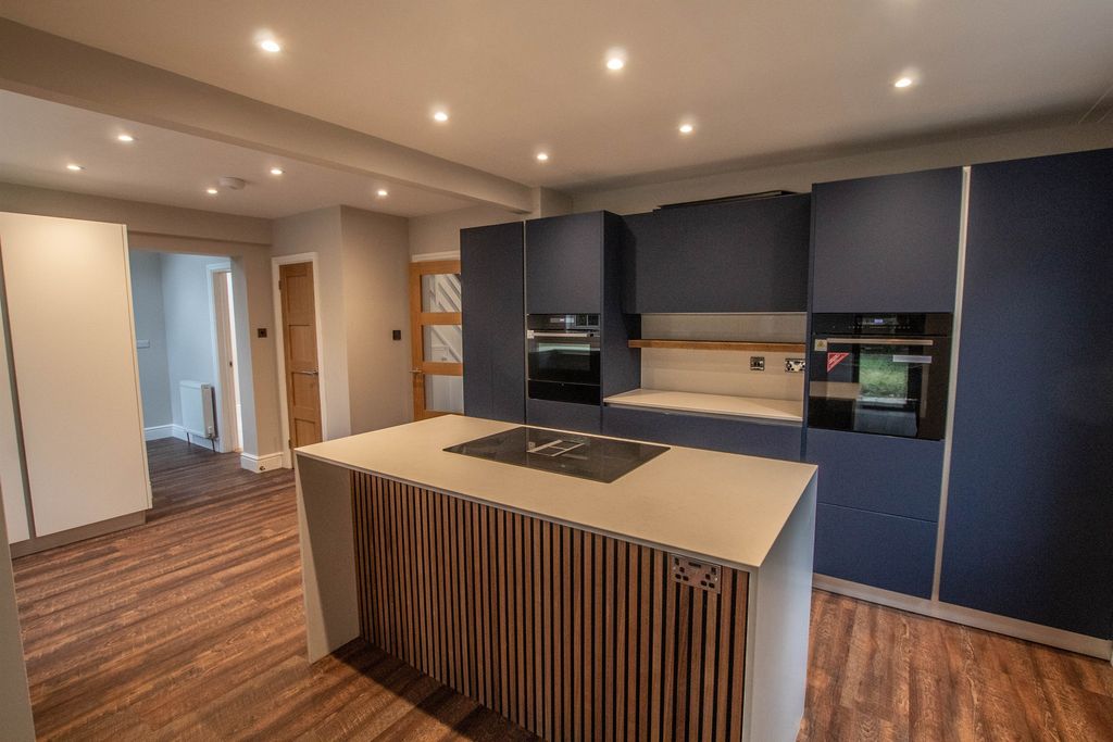 Property photo 2 of 28