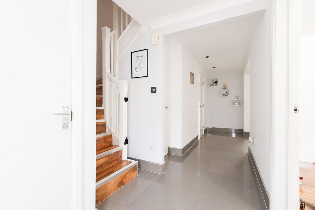 Property photo 2 of 27 Entrance Hallway