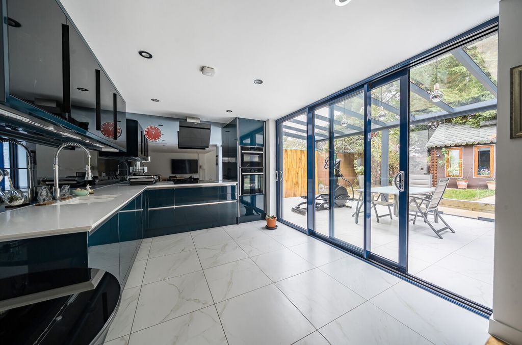 Property photo 3 of 26 1369584-5-68F244B...