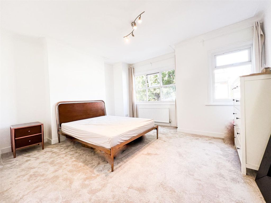Property photo 3 of 14 Park Grove Rd E11