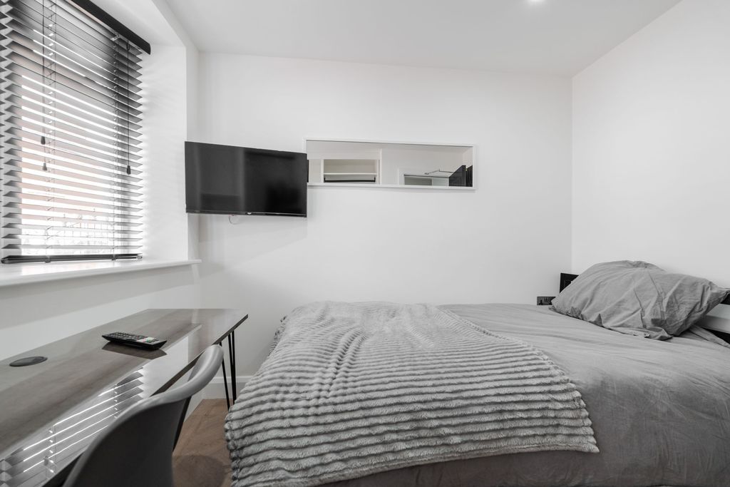 Property photo 3 of 4 A Bright And Modern Bedroom With A Comfortable Bed...
