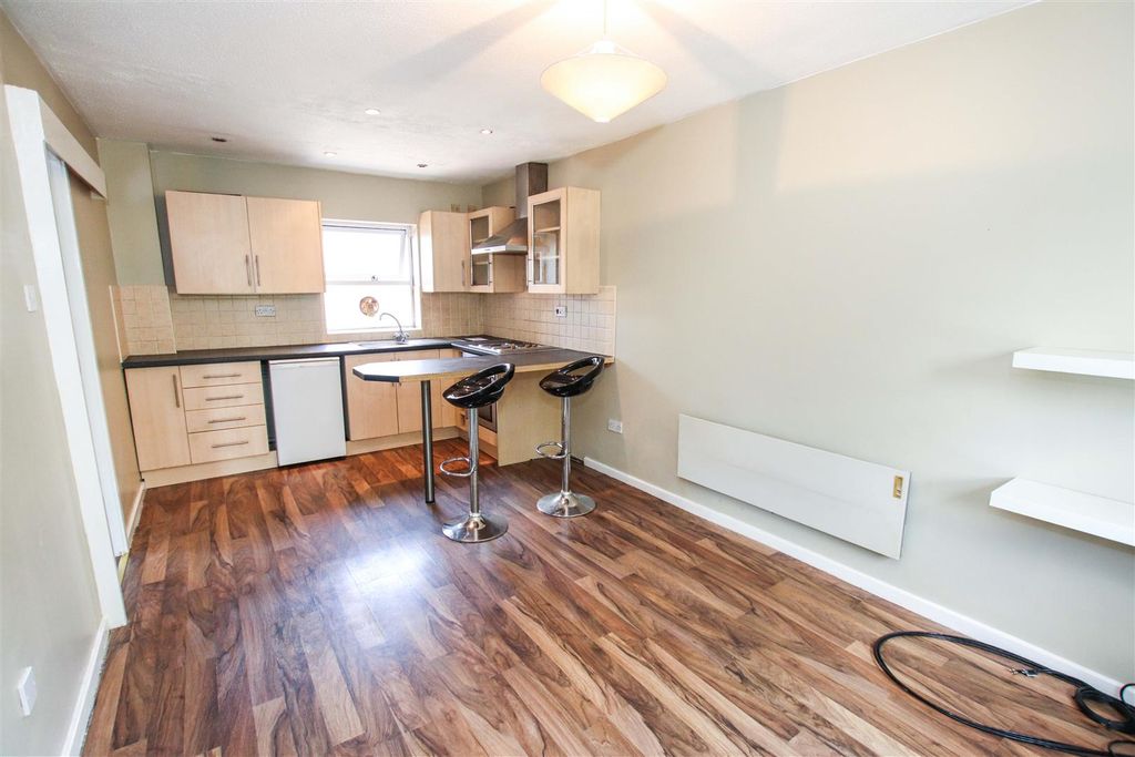 Property photo 2 of 7 Living Room/Kitchen