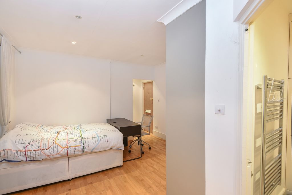 Property photo 3 of 6 Bed (2)