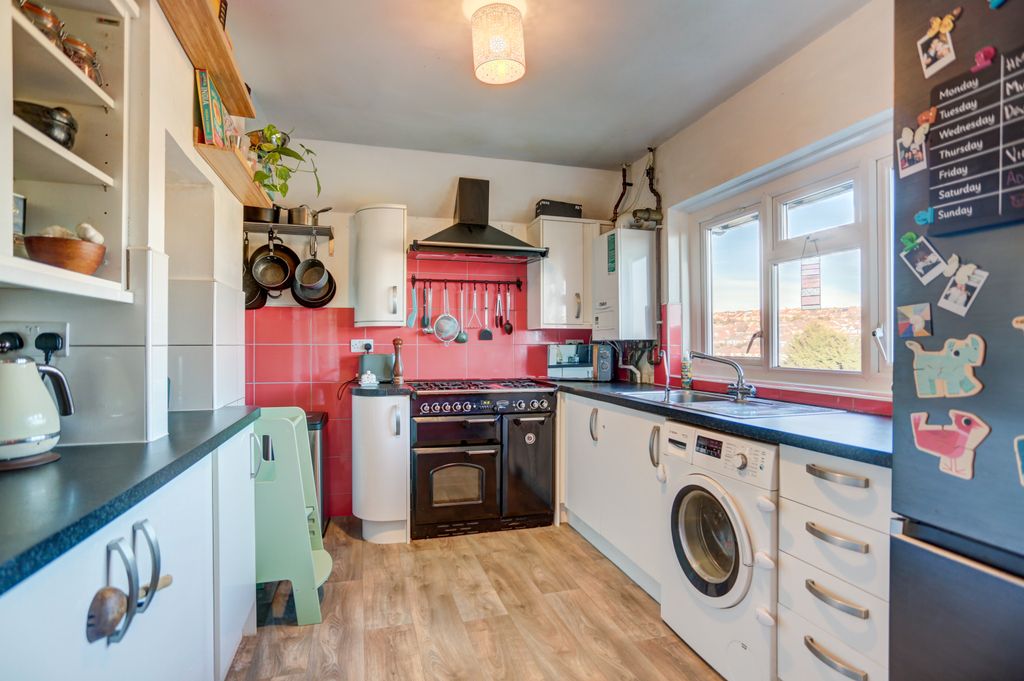 Property photo 3 of 11 Kitchen2