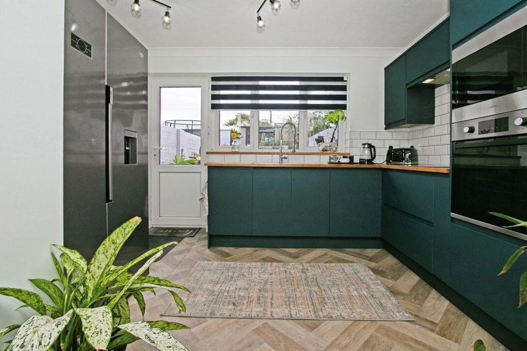 Property photo 3 of 12 Kitchen