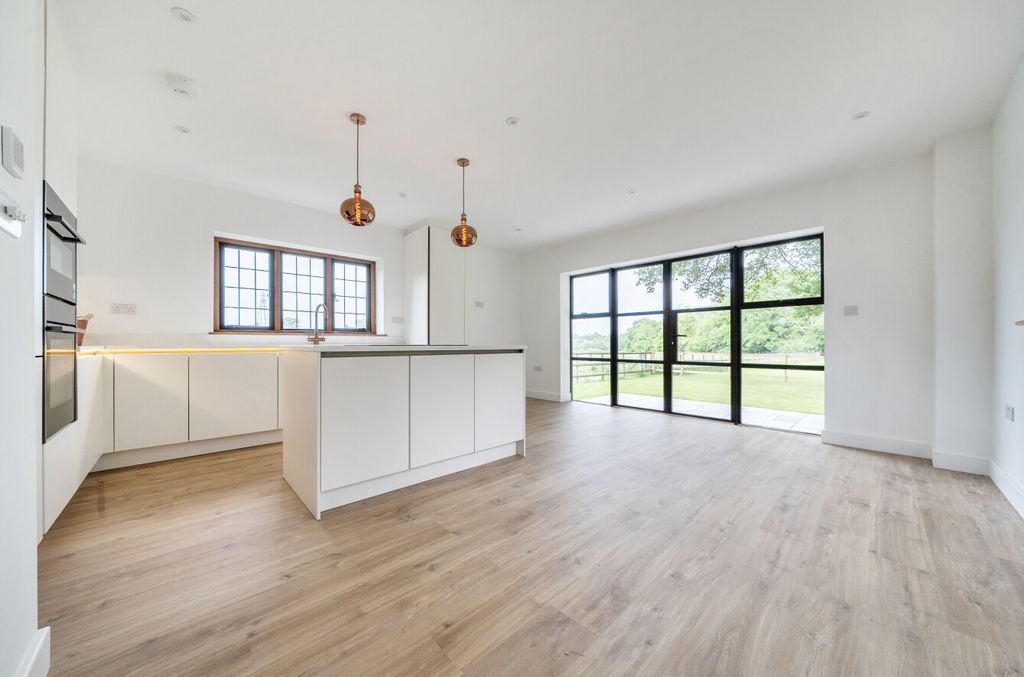 Property photo 3 of 33 1463677-11-6A0Cdf...