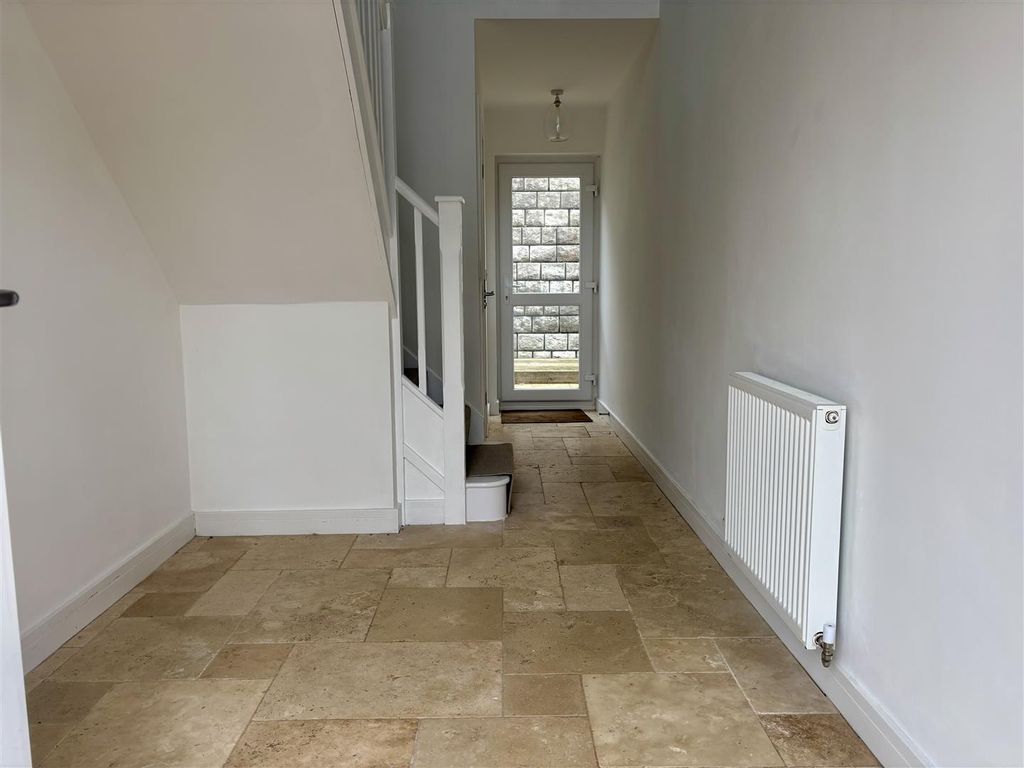Property photo 2 of 18 Entrance Hall