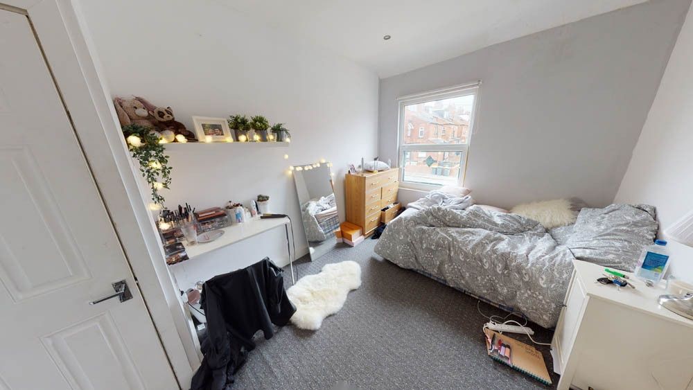 Property photo 1 of 8 Bright And Spacious Double Bedroom Featuring A Lar...