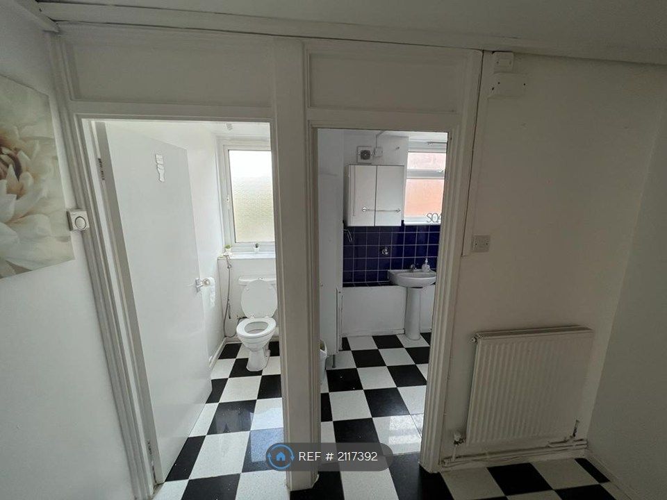 Property photo 3 of 19 Wc And Bathroom