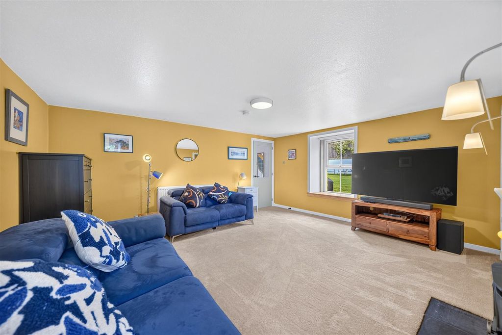 Property photo 3 of 25 Lounge