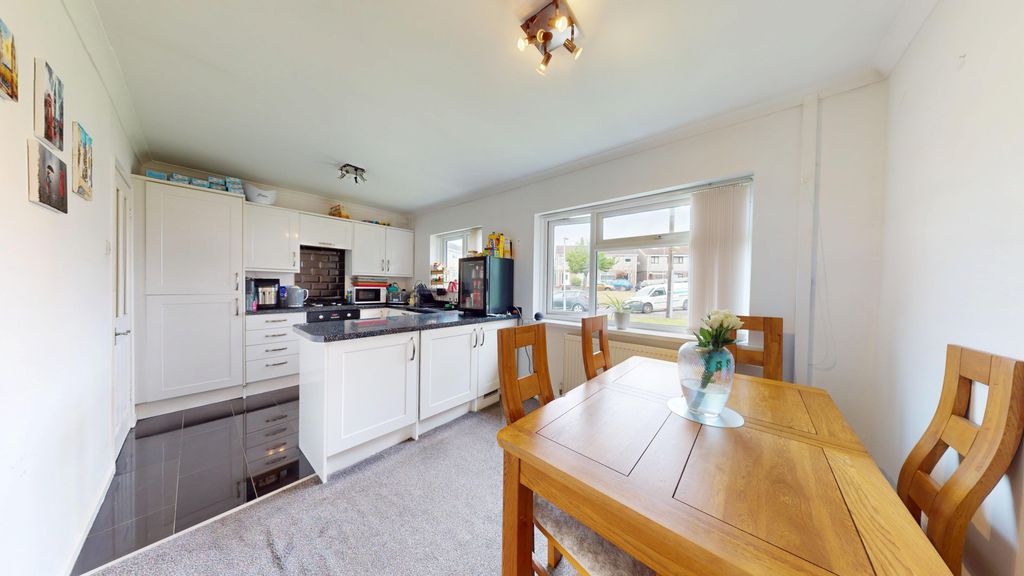 2 bed flat for saleFarmleigh, Cardiff CF3 photo 5