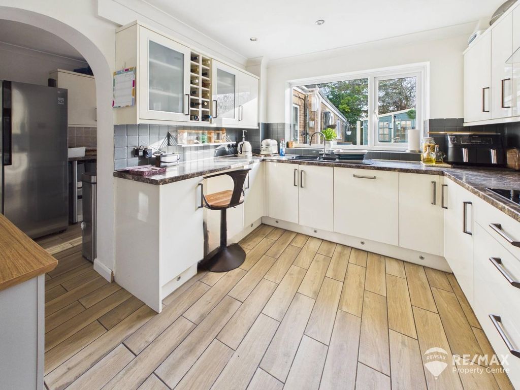Property photo 3 of 22 Kitchen / Breakfast Area