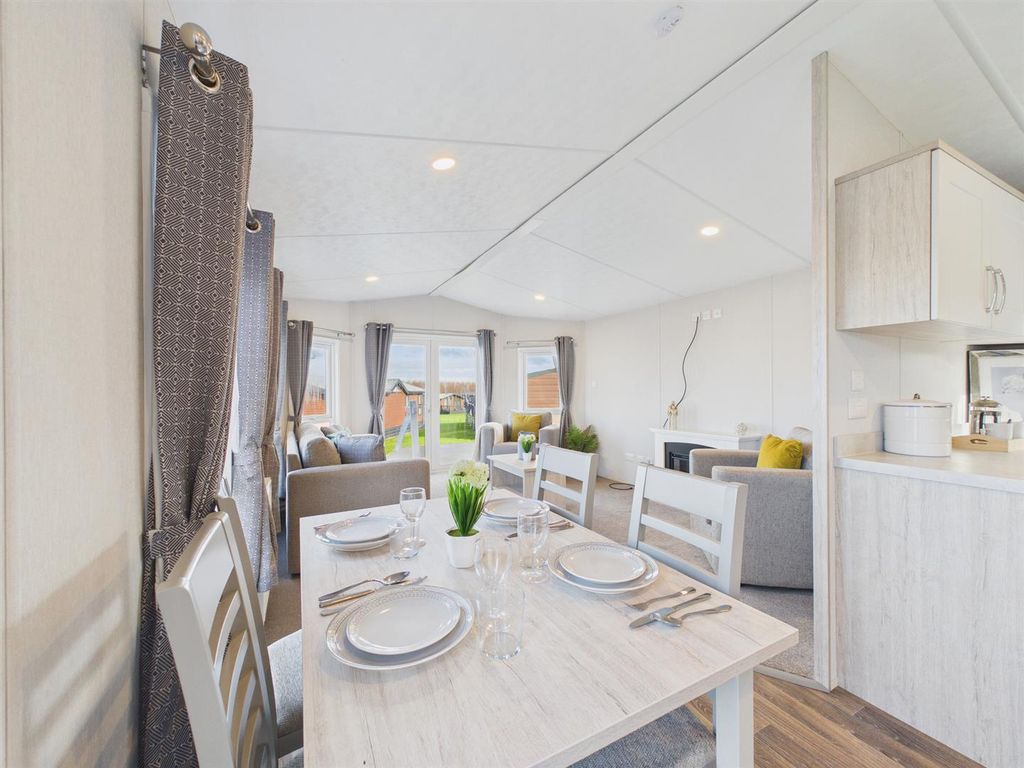 Property photo 1 of 9 Living Room/Dining Space