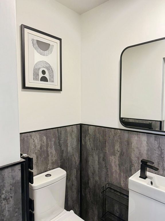 Property photo 3 of 9 Pbox-Bathroom-323004.Jpg