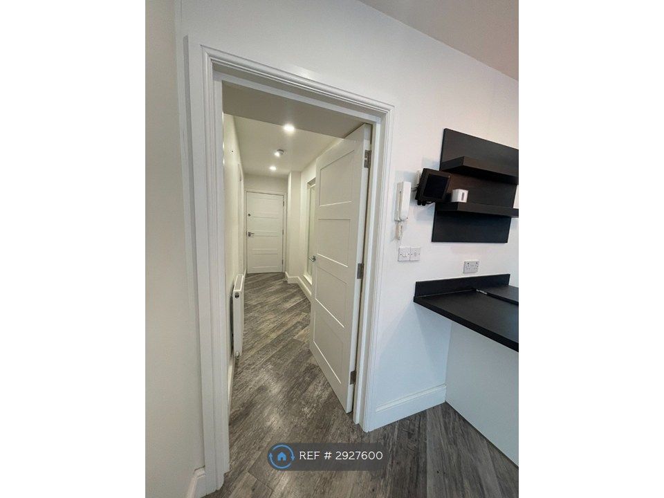 Property photo 3 of 18 Entrance Hallway