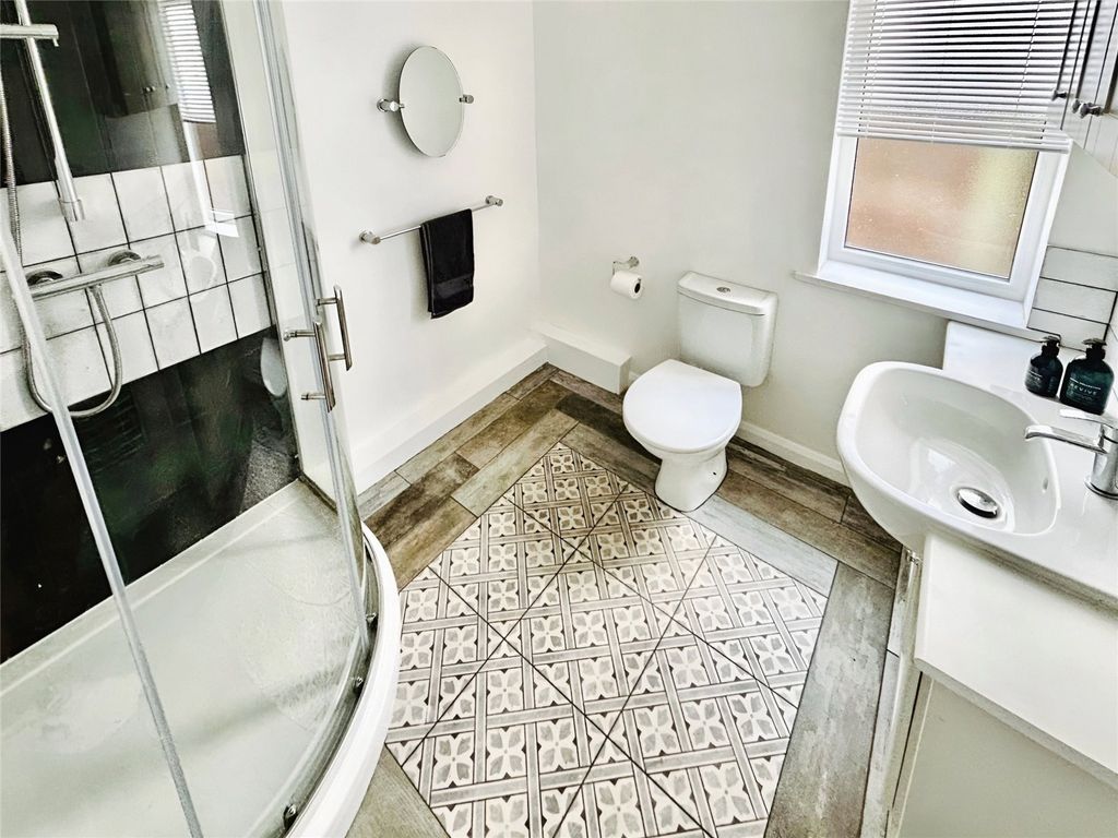 Property photo 3 of 16 Bathroom/Wc