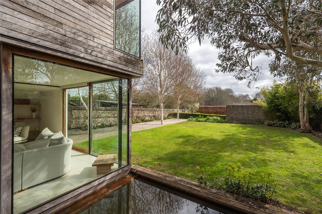 Property photo 3 of 21 Garden