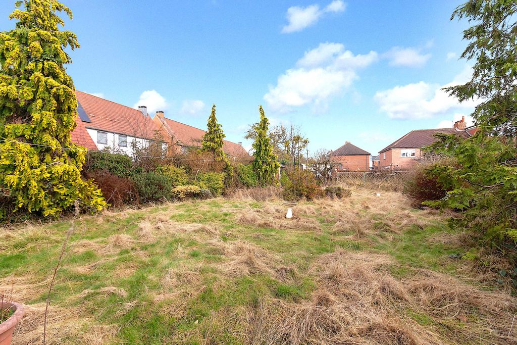 Property photo 2 of 18 320 Fifth Avenue - Garden