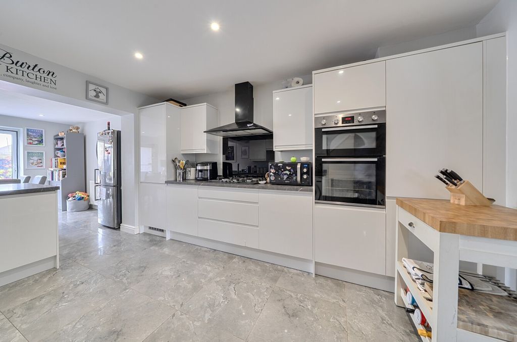 Property photo 2 of 25 4909124
