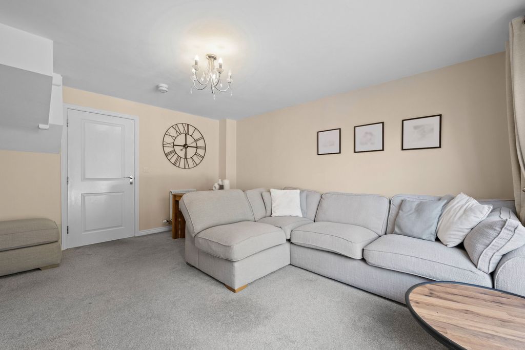 Property photo 2 of 34