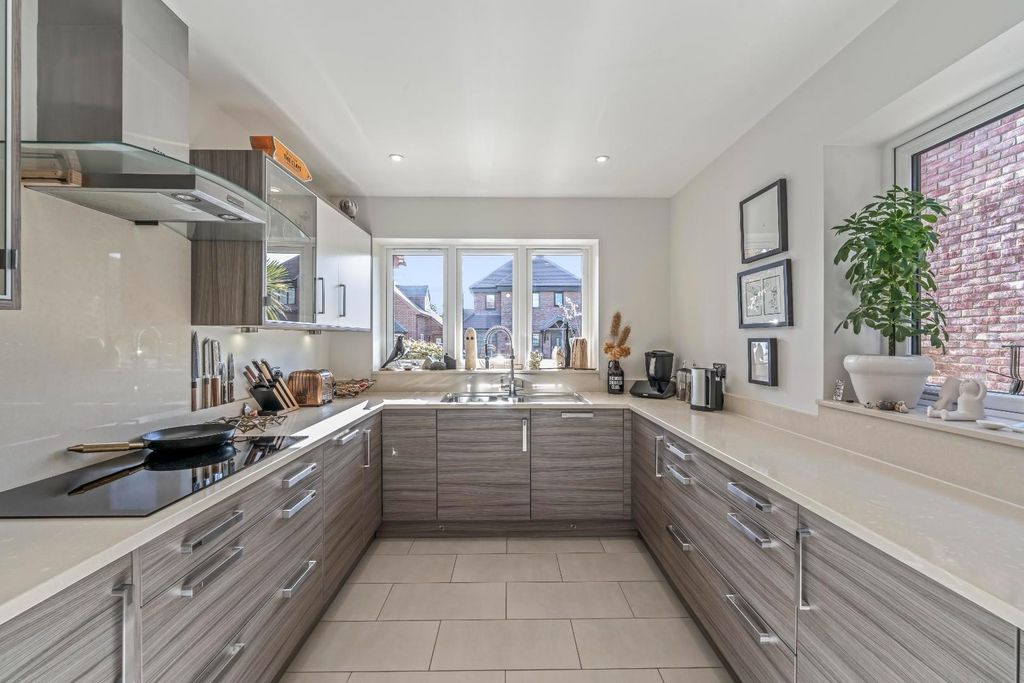 Property photo 2 of 23 The Maples, Elmsway, Ashford, Tw15 2Sh-53.Jpg