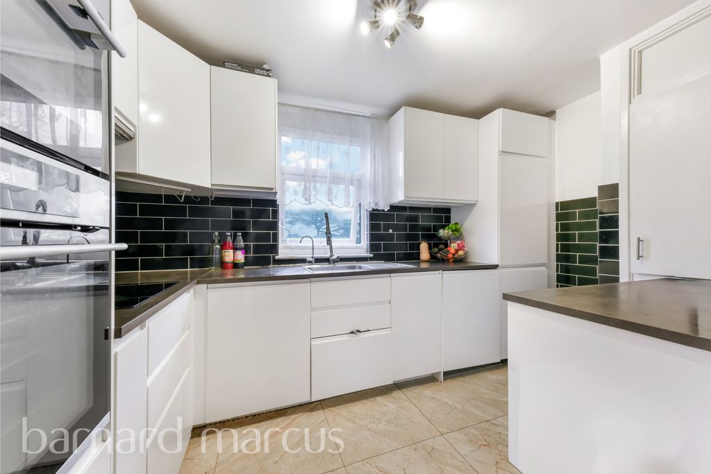 Property photo 3 of 7 Kitchen