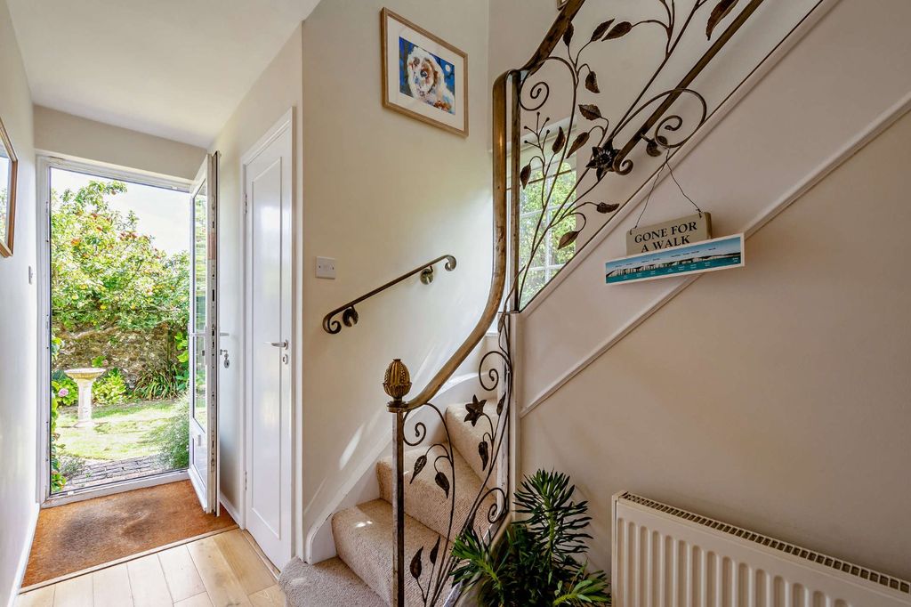 Property photo 3 of 20 Entrance Hall